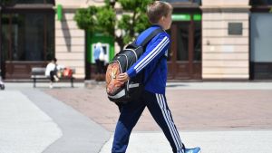 „Ministri i premijer da nose na leđima ranac prosečnog osnovca“: Đačka torba sve teža, uprkos upozorenjima struke