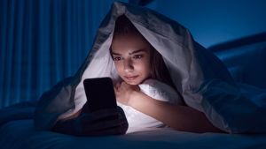 Schlaflos durchs Smartphone: Wie Social Media und Blaulicht uns um den Schlaf bringen