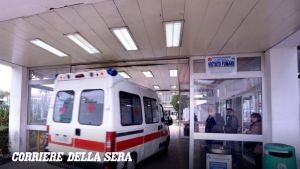 Napoli, tassista investe motociclista e scappa. Poi si costituisce