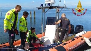Malore sull’isola di Porto Buso a Grado, i soccorsi arrivano in barca
