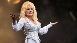 3 Surprising Business Decisions That Led to Dolly Parton’s $450 Million Net Worth