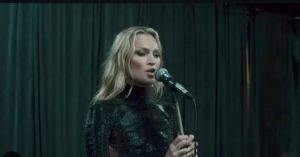 Temperatura máxima com Gucci e Kate Moss ao som de ‘Wicked Game’