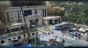 El aterrador momento en el que la masiva inundación arrasa el cruce fronterizo entre el Tíbet y Nepal | VIDEO