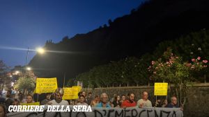 Terremoto Campi Flegrei, fiaccolata per chiedere lo stato di emergenza: «Non aspettate la tragedia, non vogliamo contare i morti