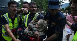 Las impresionantes fotos de la brutal avalancha que arrasó con todo en Nepal y deja cientos de muertos
