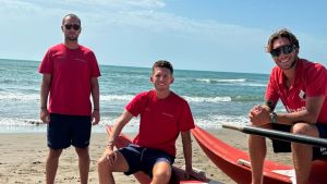 Trascinati dalla corrente mentre fanno surf: spettacolare salvataggio in mare