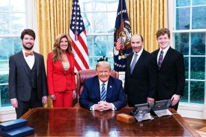Lee Greenwood is Trump’s court bard