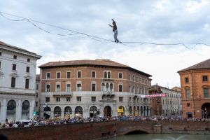 Debutto del Ferrara Buskers Festival: naso all’insù per la camminata nel vuoto