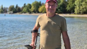 Unterwegs mit dem Metalldetektor: Lassen sich durch den niedrigen Bodensee-Pegel nun Schätze finden?