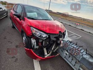 Рено се заби в мантинелата на пътя квартал Сарафово-Бургас