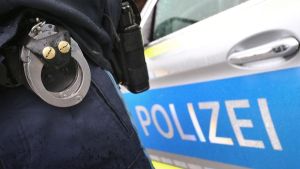 Nach Raubüberfall mit Messer: Polizei stoppt 43-Jährigen auf der Flucht