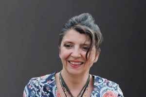 Autrice de fiction, Carole Martinez revient sur les réflexions qui l’ont amenée à accepter d’écrire une chronique hebdomadaire pour La Croix et à « lâcher les chiens de son imaginaire dans les arènes de l’actualité ».