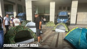 Campi Flegrei, gli sfollati montano tende sotto