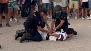 Decenas de colectivos y entidades del País Valencià denuncian la violencia policial contra aficionados del FC Barcelona en Elx