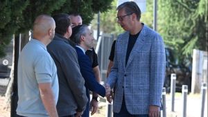 Predsednik Srbije u Velikoj Moštanici: Gradimo novu budućnost sa Amerikom, zahvaljujem na donaciji za čišćenje mina