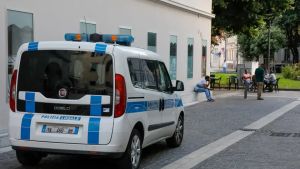 Fermato mentre percorre in bici la strada contromano: all’alcol test aveva valori sei volte oltre il limite