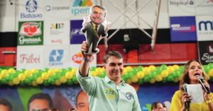 Flávio Bolsonaro ainda está longe do desempenho do pai contra Lula no Sul