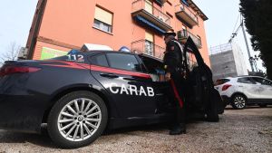 Il danno e la beffa: si prende una bottigliata durante una lite, si scopre che era ricercato e viene arrestato