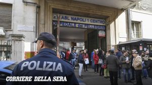 Napoli, tentano di derubare turista straniero che però reagisce: ferito a bottigliate