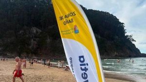 La playa de San Pedro, en Cudillero, lleva una semana bajo la lupa de Salud Pública, al detectarse un vertido en la desembocadura del río