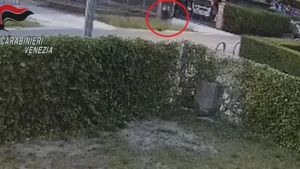 Donna sfregiata con l’acido: la corsa verso l’auto e l’aggressione, ecco il video