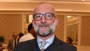 Feltri lascia HuffPost Italia e va a Qn. La spinta di Del Vecchio sull'editoria dopo l'uscita da EssilorLuxottica