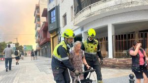 Las llamas obligan a evacuar el pueblo valenciano del Saler y sus campings