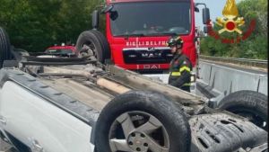 Tragico incidente, auto sbanda e si ribalta: un morto e tre feriti