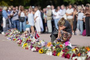 Nå bærer folket blomster til Kongen