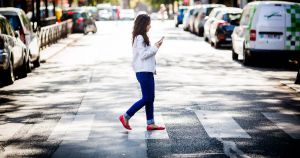 Une amende pour le piéton happé par son portable ? Oui, relevons la tête