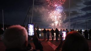 Avilés tumba al chaparrón con una espectacular lluvia de fuegos: así fue una de las noches más esperadas en la ciudad