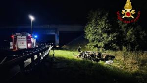 Treviso, auto esce di strada in A27: un ferito