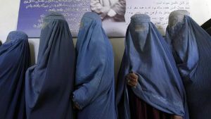 El agosto que volvieron los talibanes a encerrar a las mujeres en el burka: Cinco años de misoginia y terror