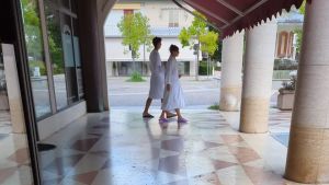 Ancora turismo cafone: in accappatoio e ciabatte per il centro di Abano