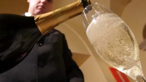 Ruba lo champagne e fugge: i residenti lo pedinano e lo segnalano ai carabinieri