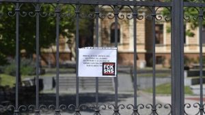 Učenici i profesori Jovine gimnazije danas ispred Gradske kuće