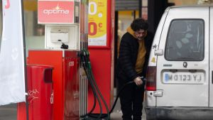 La inflación se dispara hasta el 4,3% y el Gobierno aumenta los descuentos de los carburantes