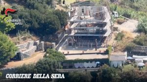 Ischia, cantiere abusivo sulla scogliera: sigilli alla costruzione dopo la scoperta dall'elicottero dei carabinieri