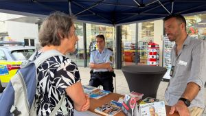 Betrugsmaschen und Verkehrssicherheit: Polizei klärt auf dem Wochenmarkt auf