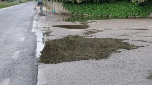 Buche e cadute sulla ciclovia Alpe Adria a Udine: i residenti di via Leonacco chiedono un nuovo asfalto