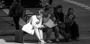 De la télé au portable, comment nos corps se sont progressivement rapprochés des écrans