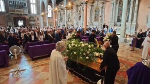 Il feretro di Fabrizio Plessi arriva in gondola alla chiesa di Santo Stefano: il video