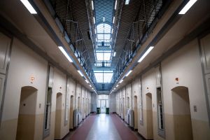 Sverige og Norge sender dømte til afsoning i udlandet. Nu peger forskningsprofessor på udfordringer ved at gøre det samme i Danmark