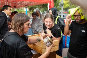 « C’est moins cher que dans la grande distribution » : à Trappes, une vente solidaire pour garantir des prix accessibles et une rémunération juste aux producteurs