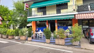 Montebelluna, rapina al bar Da Rosetta: mascherati con pistola e coltello fuggono con mille euro