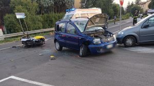 Scooter contro auto all’incrocio: muore ferrarese di 63 anni