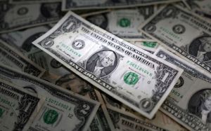 Dollar stijgt na opmerkingen Warsh, op weg naar weekwinst