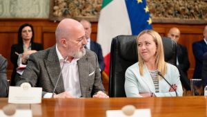 Bonaccini irrita la destra: “La vota chi non studia”. Stoccata di Meloni: “Noi non chiediamo i titoli prima di ascoltarli, rispetti gli elettori”