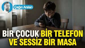 Bir çocuk, bir telefon ve sessiz bir masa