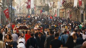 Kadınlar biriktiriyor, erkekler borçlanıyor